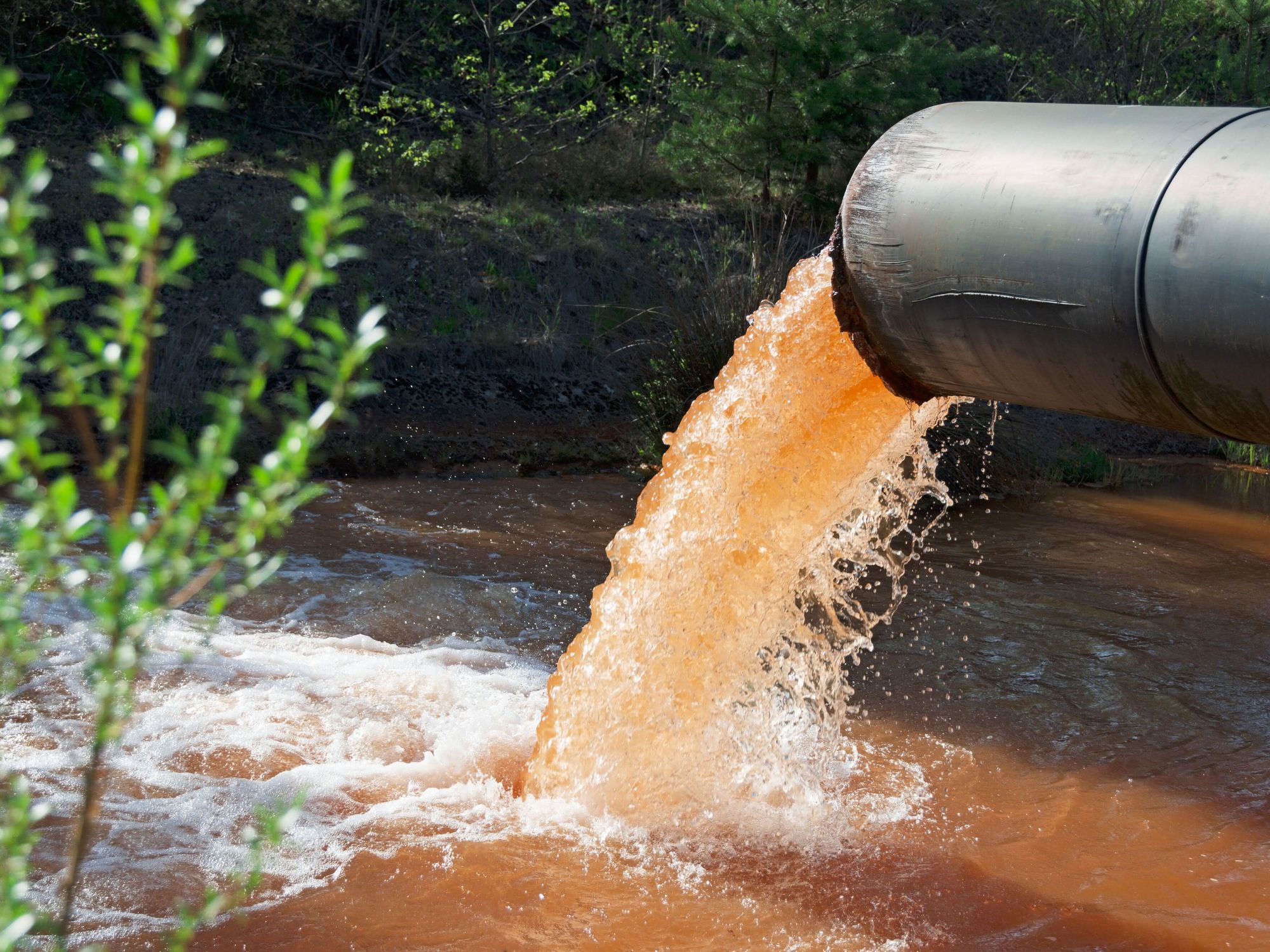 Abwasser Rohr, aus dem Wasser in ein Gewässer fließt