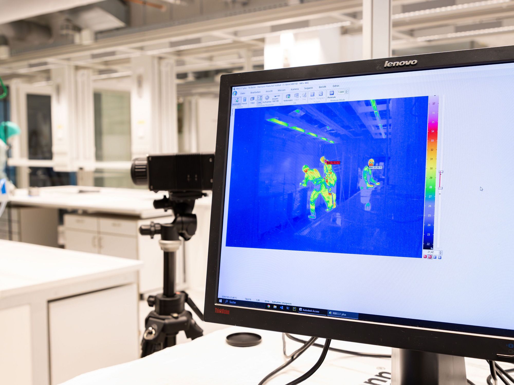 Nachhaltiges Labor: Wie Forschungsgebäude für die Biomedizin nachhaltig und energieeffizient werden können Im Rahmen eines Forschungsprojekts untersucht ein Forschungsteam des Hermann-Rietschel-Instituts (TU Berlin) Lüftungseffektivität und stoffliche Lasten. Hier ist ein Bildschirm zu sehen.