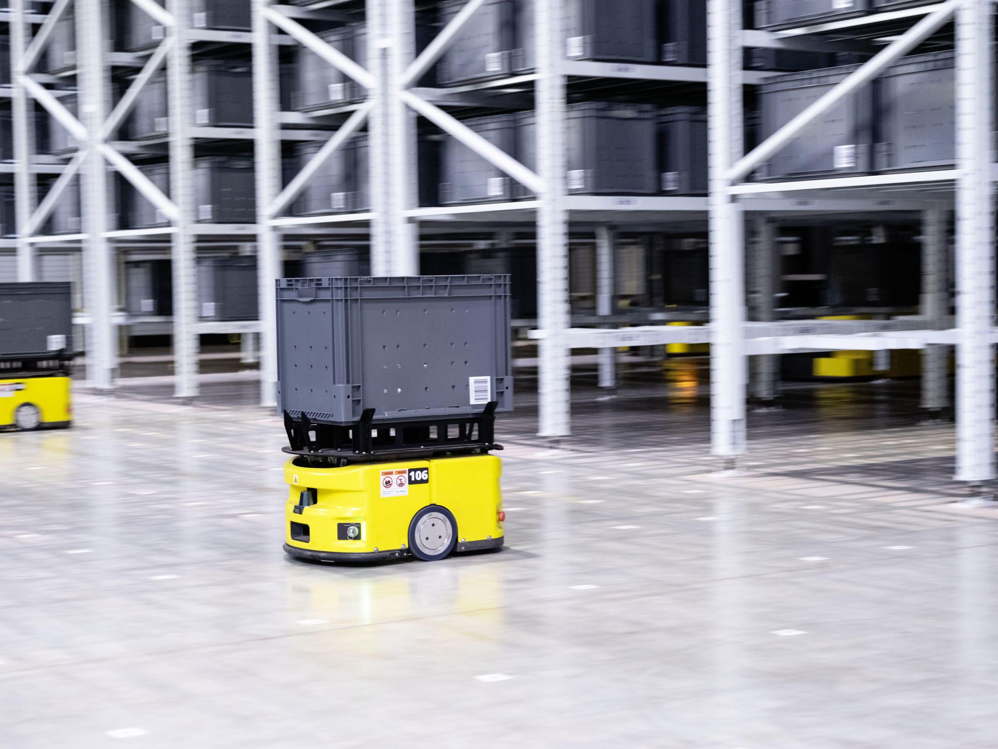 Skalierbare Robotiklösung: Robotergestützte Ware-zur-Person-Systeme