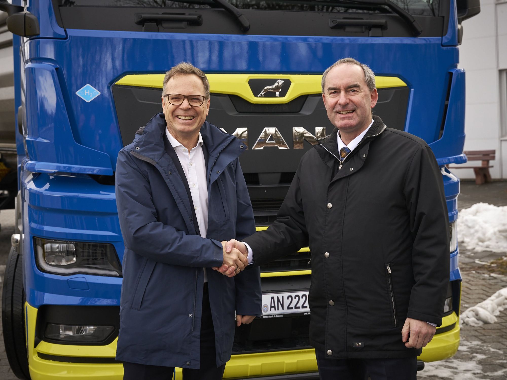 Dennis Affeld, Vorsitzender der Geschäftsführung von MAN Truck & Bus Deutschland GmbH, und Hubert Aiwanger, Bayerischer Staatsminister für Wirtschaft, Landesentwicklung und Energie, vor dem Wasserstoff-Truck MAN hTGX.