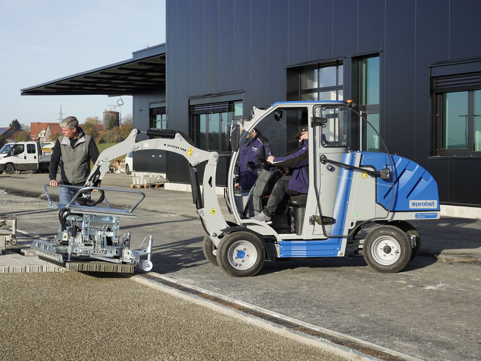 Die neue VM-X-Pavermax von Probst Die neue VM-X-Pavermax von Probst auf einem Werksgelände