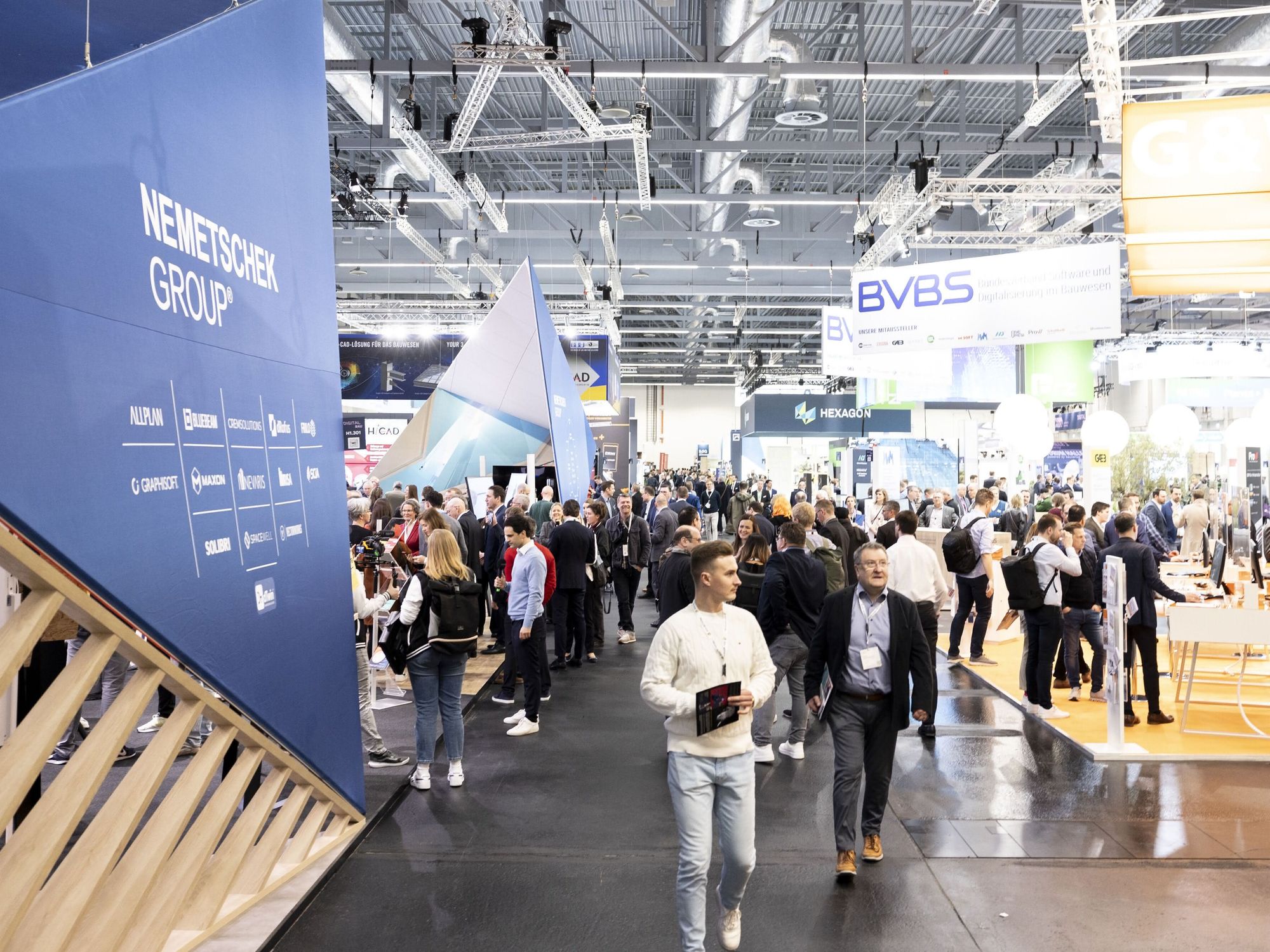 Der Blick auf des Messestand der Nemetschek-Gruppe auf der digitalBAU