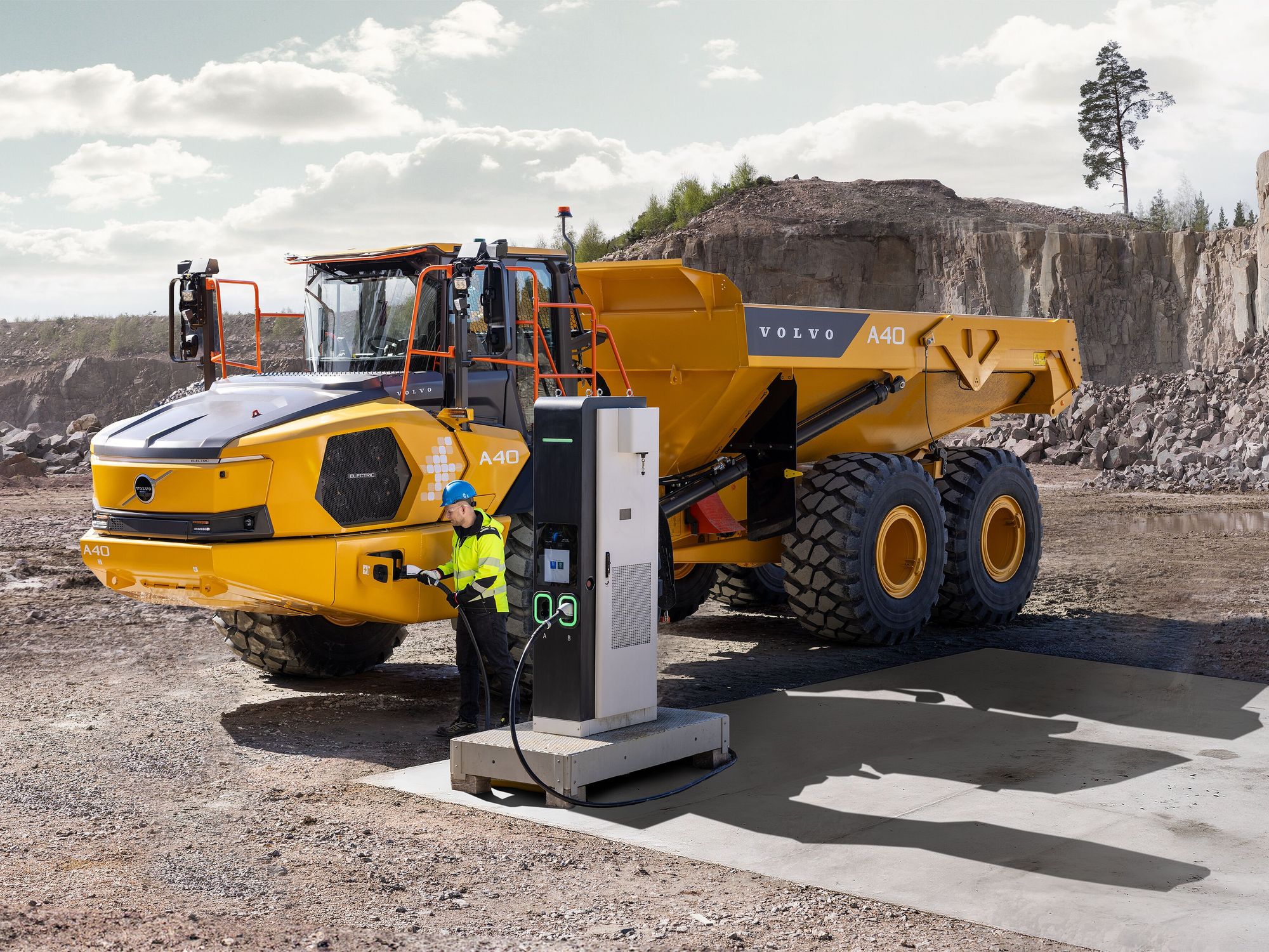 Ein elektrischer Muldenkipper von Volvo CE beim Laden