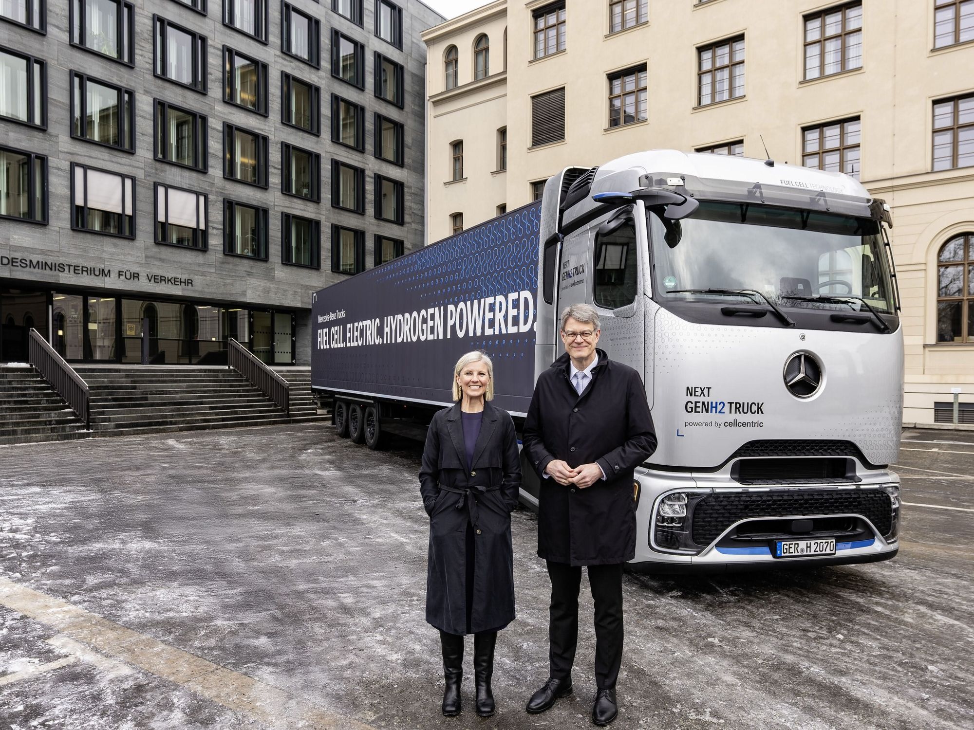 Karin Rådström, CEO Daimler Truck, und Patrick Schnieder, Bundesminister für Verkehr, mit dem Mercedes-Benz NextGenH2 Truck.