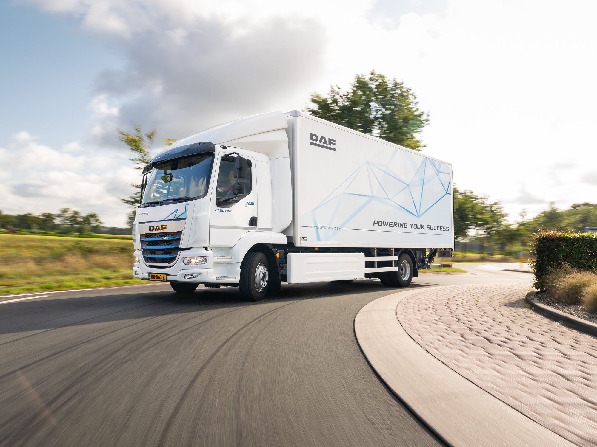 DAF XB 190 Electric mit Trockenfrachtkoffer im innerstädtischen Einsatz