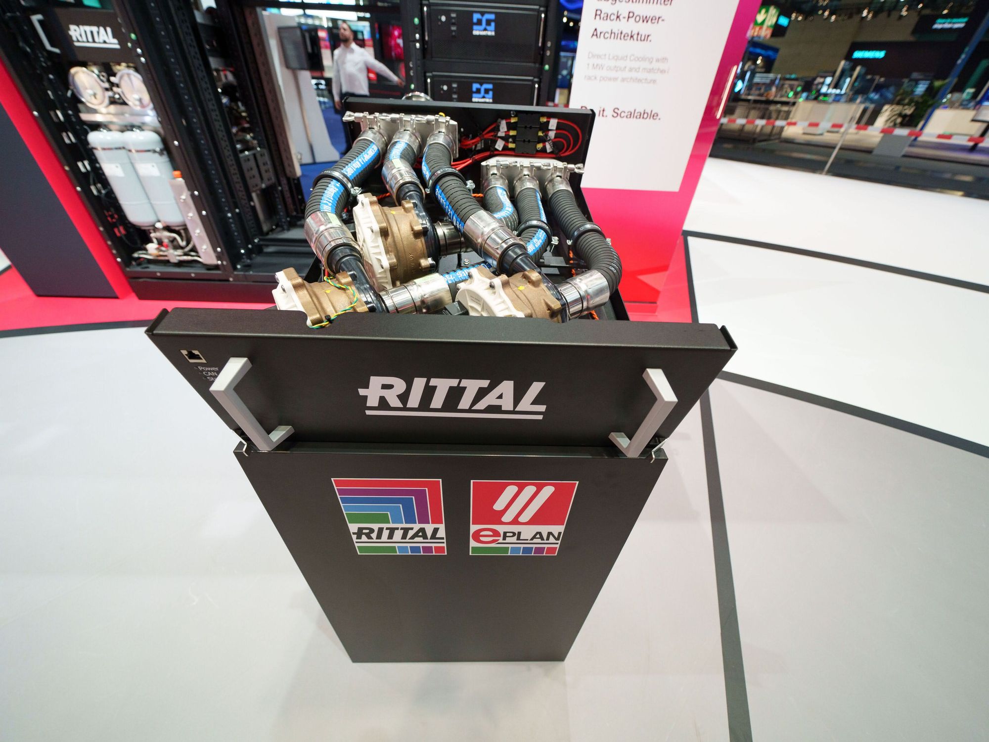 Der Kern der Rittal CDU: Die modularen Pumpeneinheiten fördern 1500 Liter pro Minute durch die 10 cm durchmessenden Rohre, um 1 MW KI-Rechenleistung zuverlässig zu kühlen. Der Kern der Rittal CDU: Die modularen Pumpeneinheiten fördern 1500 Liter pro Minute durch die 10 cm durchmessenden Rohre, um 1 MW KI-Rechenleistung zuverlässig zu kühlen.