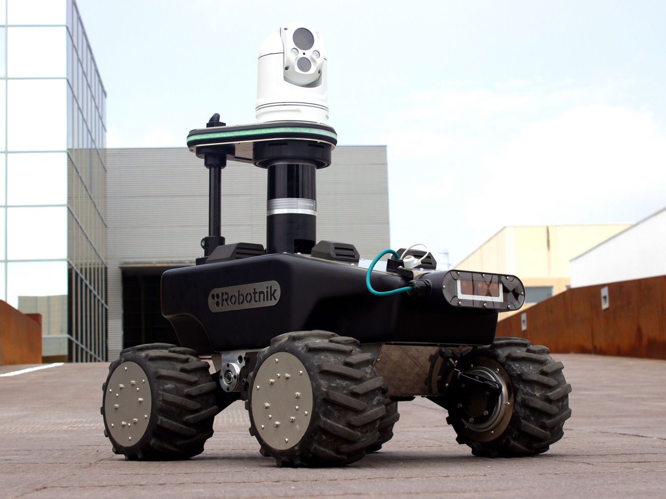 Production, machine tools and robots: Synergy of safety and efficiency RB-Watcher