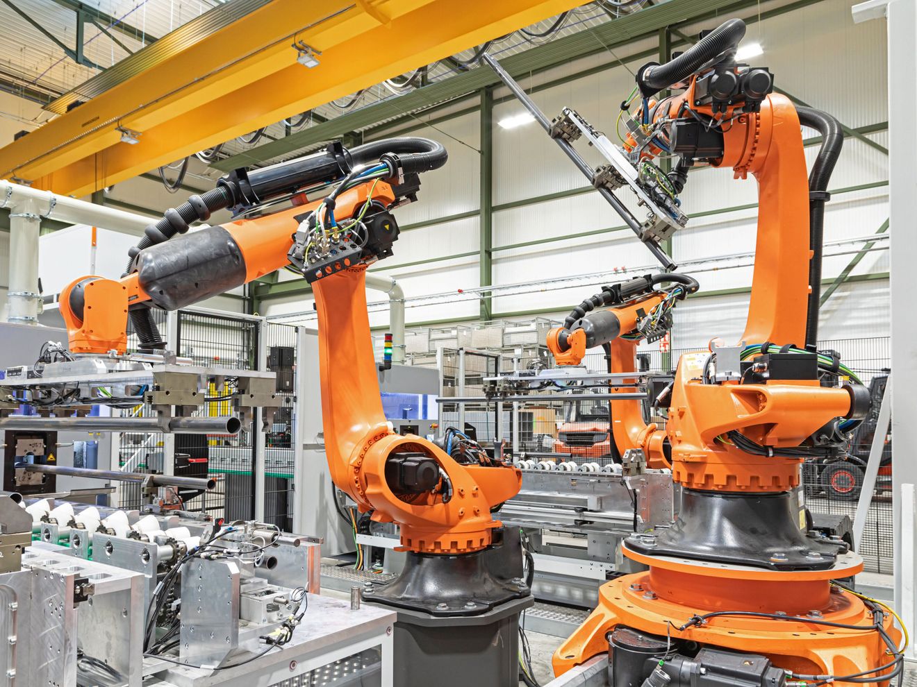 Highly automated production line at MJ-Gerüst: Efficient tube processing with automation, robotics and precision technology from Schunk Robot gripper arms: Interlinking the production processes optimizes the material flow.