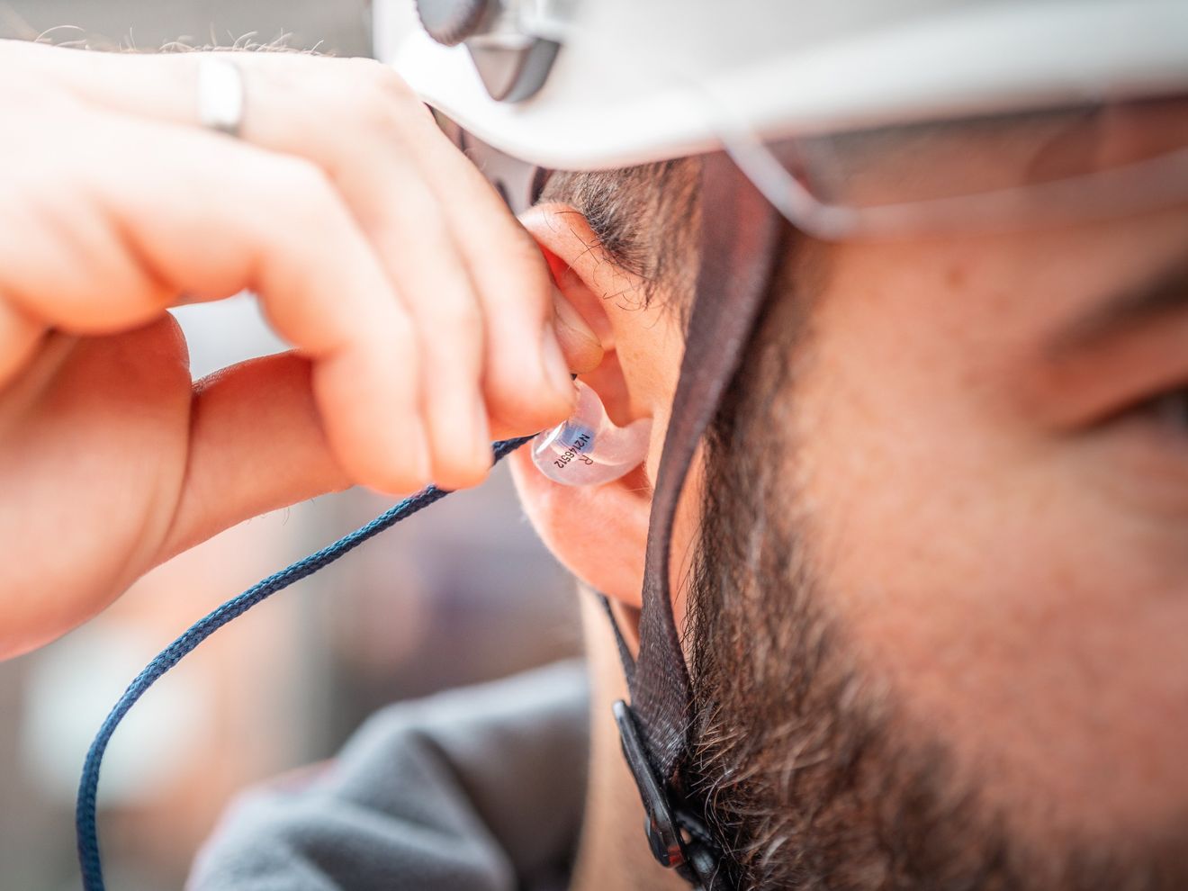 Bauarbeiter trägt Otoplastiken