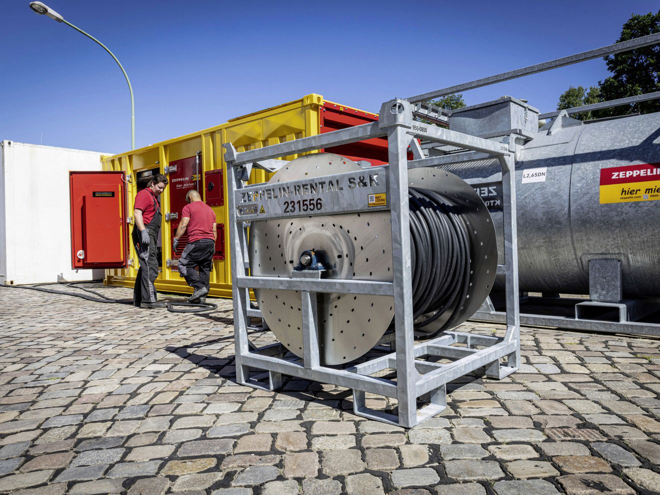 Generator Zeppelin Rental Der Generator von Zeppelin Rental auf der Baustelle des DESY.