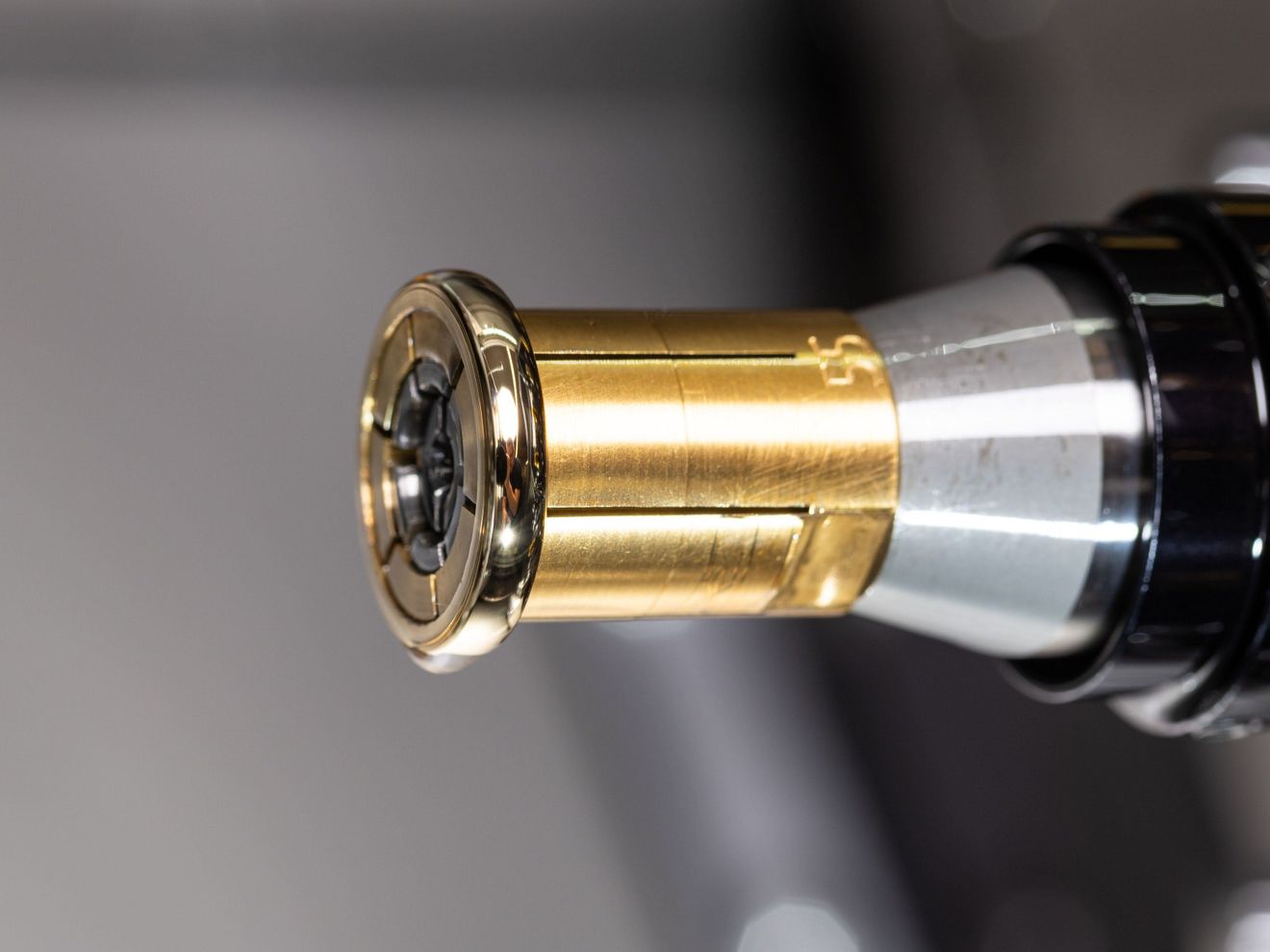 The quality of the tool cutting edge plays a decisive role in producing surface finishes with a mirror finish. The quality of the tool cutting edge plays a decisive role in producing surface finishes with a mirror finish.