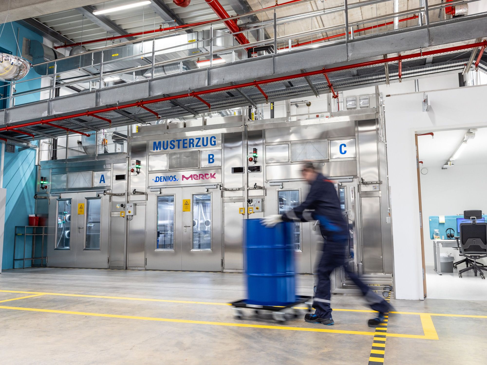 Musterzug-Bereich bei Merck Der Musterzug-Bereich bei Merck in Schnelldorf ist in drei Funktionsbereiche unterteilt, die auf die Anforderungen und Gefahrgutklassen der jeweiligen zu beprobenden Stoffe ausgelegt sind.