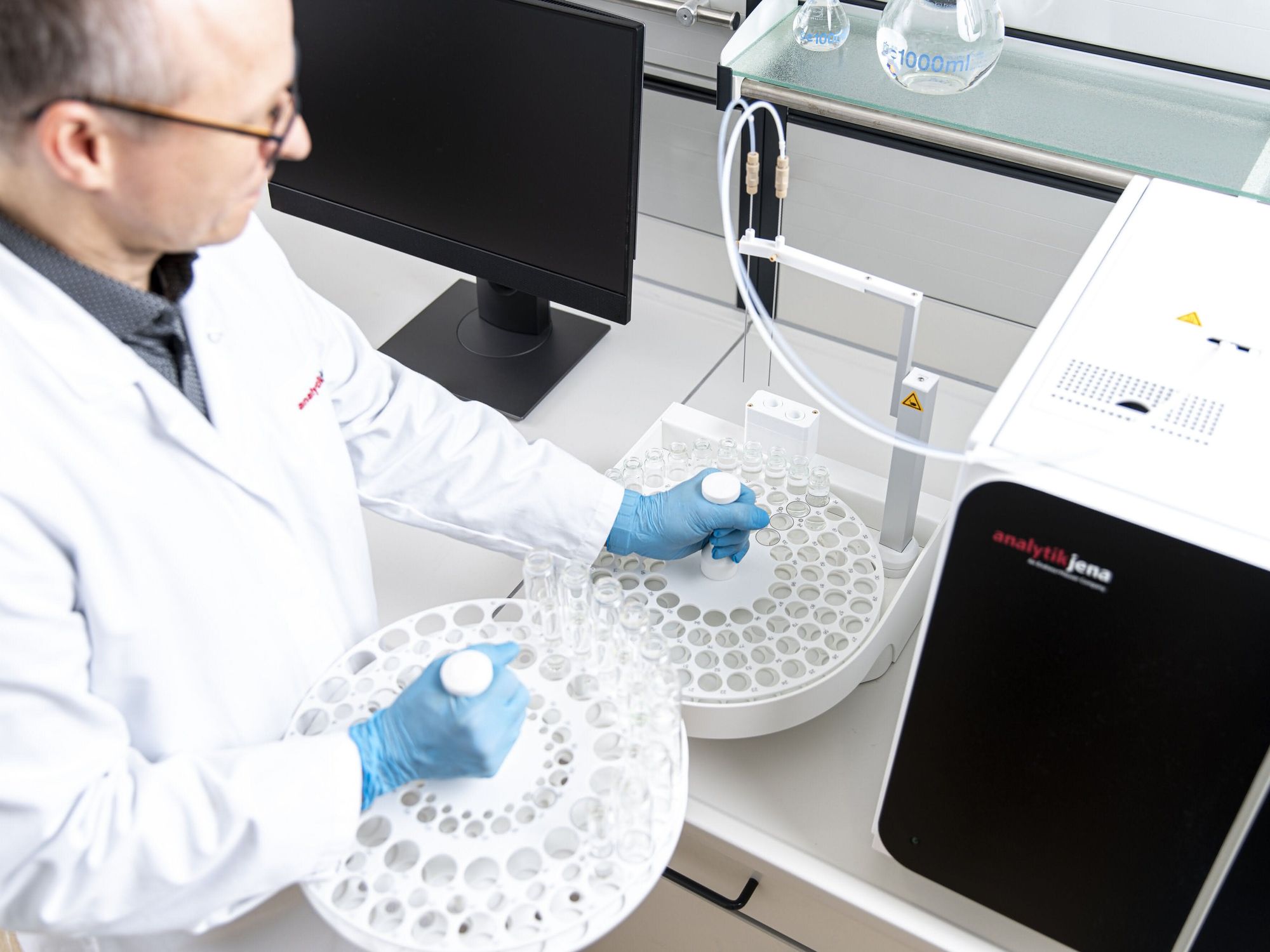 Gerät „multi N/C 3300“ mit Probengeber Gerät „multi N/C 3300“ mit Probengeber