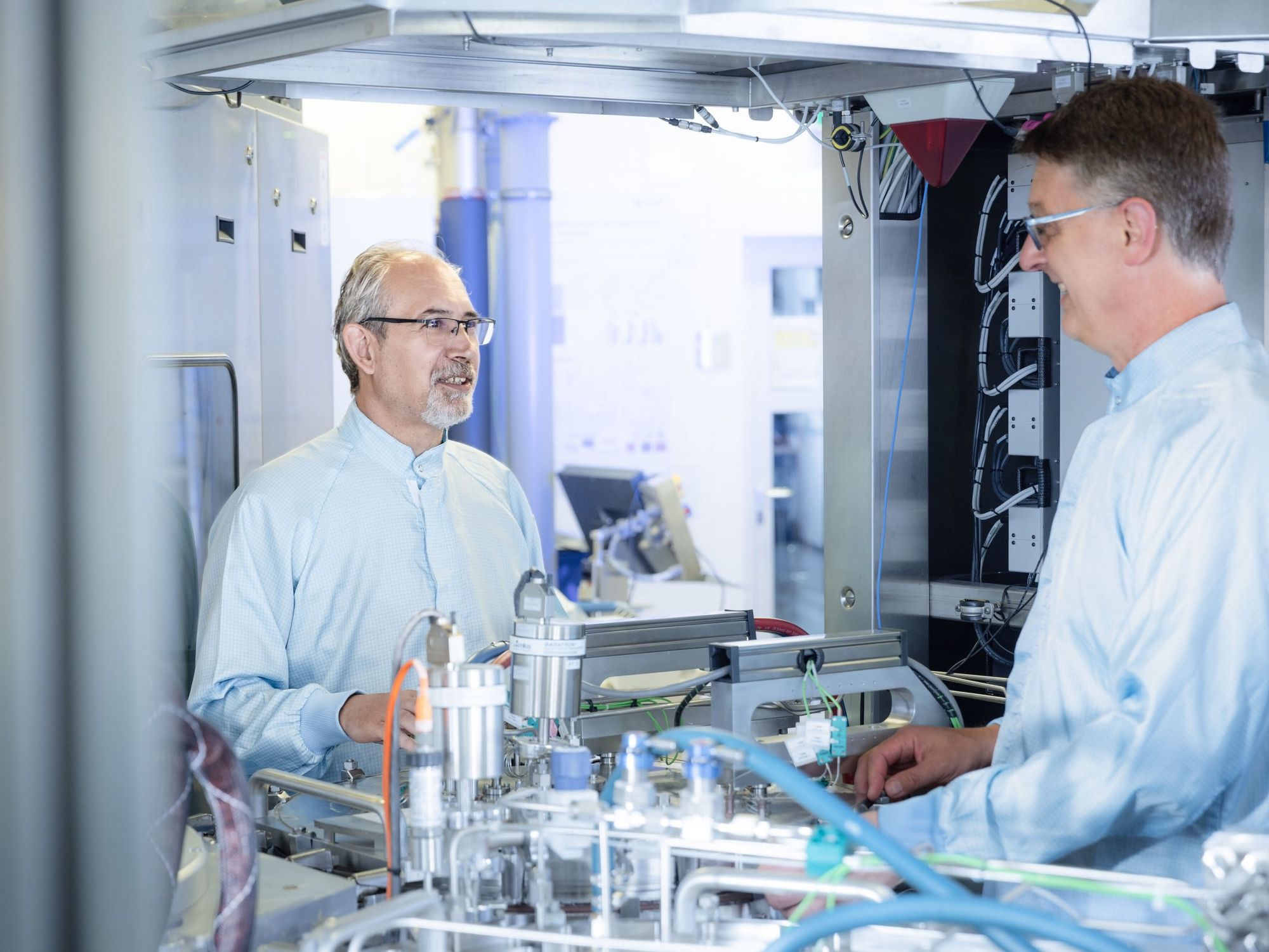 Dr. Dan Buca (links) und Andreas Tiedemann (rechts) vom Peter Grünberg Institut Dr. Dan Buca (links) und Andreas Tiedemann (rechts) vom Peter Grünberg Institut
