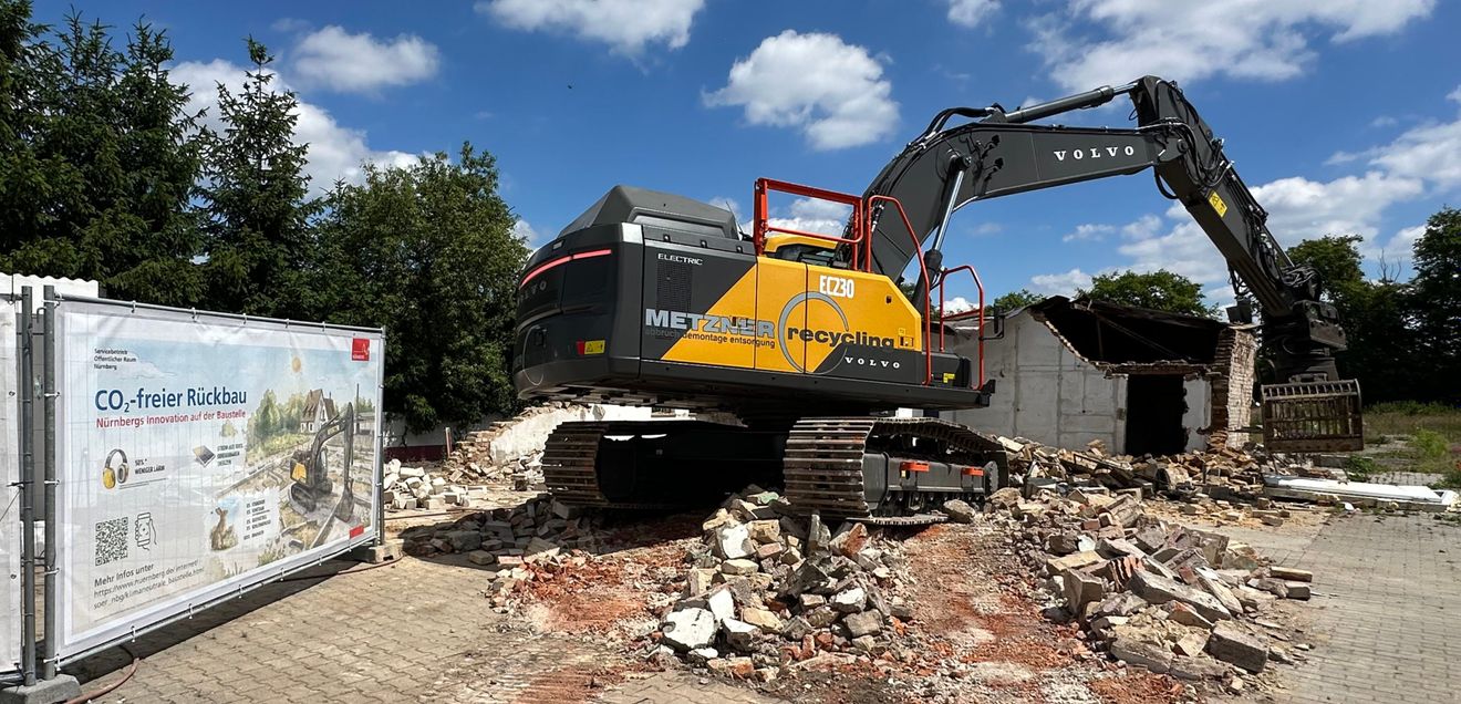 Beim Rückbau der ehemaligen Gärtnerei Sauerbrey setzt die Stadt Nürnberg erstmals in Bayern eine öffentliche CO₂-freie Ausschreibung für einen Gebäudeabbruch um.