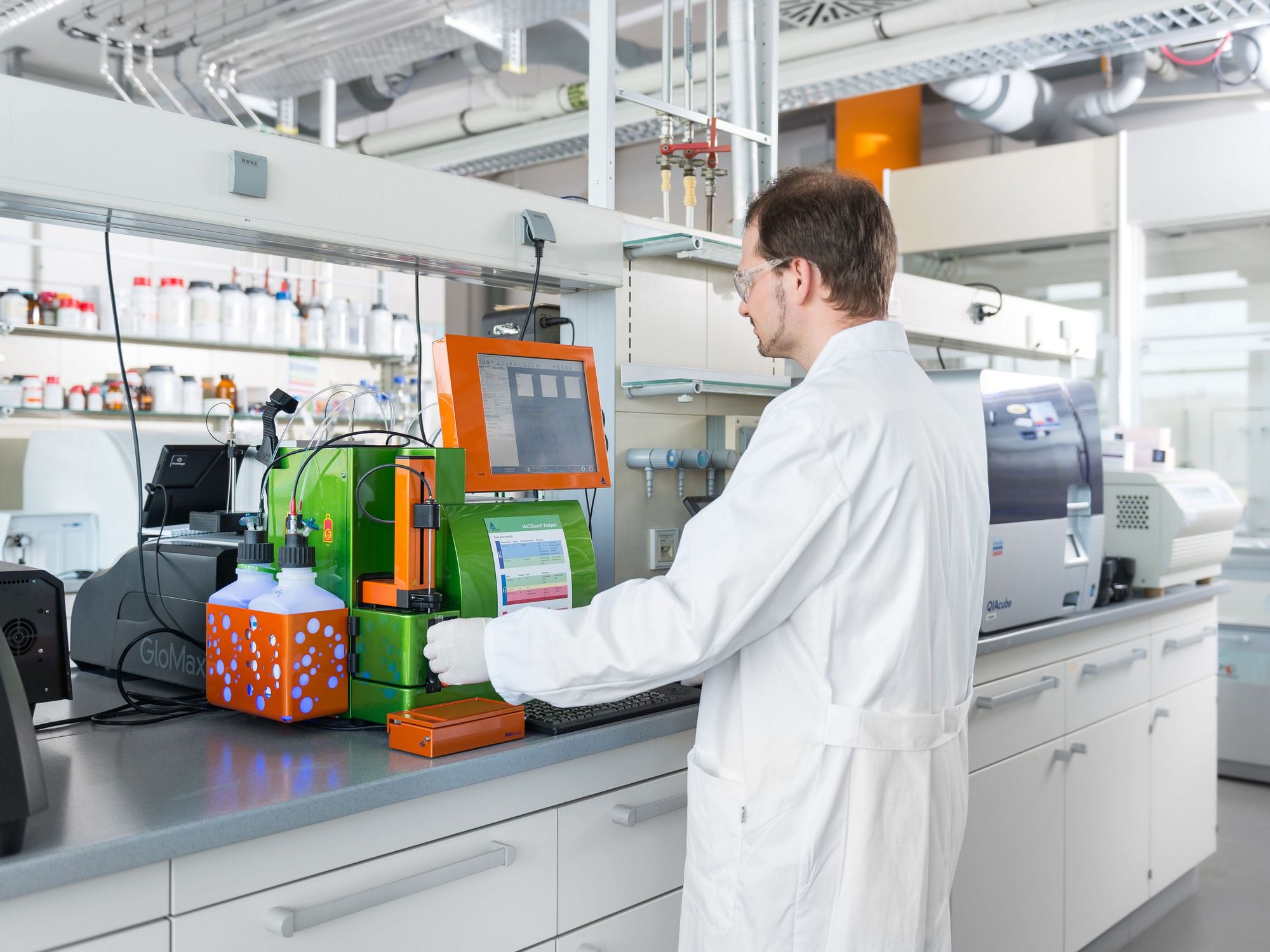 Studie zur Wirkung von Süßstoffen: Menschliche Immunzellen reagieren auf Süßstoffe Wissenschaftler im Labor am Durchflusszytometer