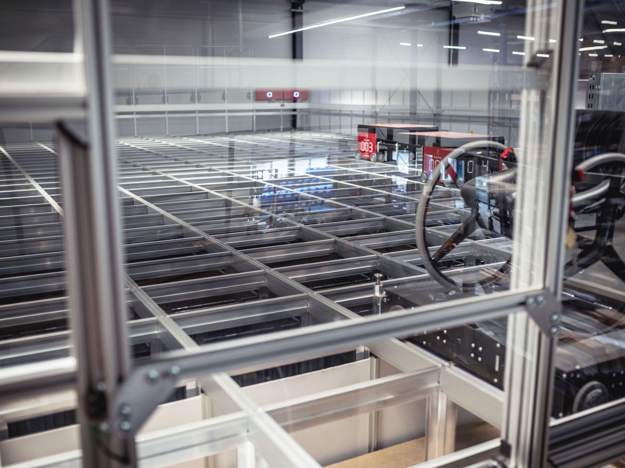 BGW: Und wie funktioniert der AutoStore genau? Heim: Über eine ERP-Schnittstelle gelangen die Aufträge automatisch an den AutoStore. Die Roboter fahren selbstständig los, suchen die richtigen Boxen heraus und stellen diese am Port zur Artikelentnahme bereit. BGW: Und wie funktioniert der AutoStore genau? Heim: Über eine ERP-Schnittstelle gelangen die Aufträge automatisch an den AutoStore. Die Roboter fahren selbstständig los, suchen die richtigen Boxen heraus und stellen diese am Port zur Artikelentnahme bereit.