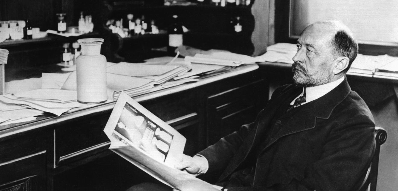 Bakteriologe Emil von Behring erhielt für seine Arbeit über die Serumtherapie bei Diphtherie den ersten Nobelpreis für Medizin Bakteriologe Emil von Behring forschte an der Behandlung von Diphterie und erhielt dafür den Nobelpreis