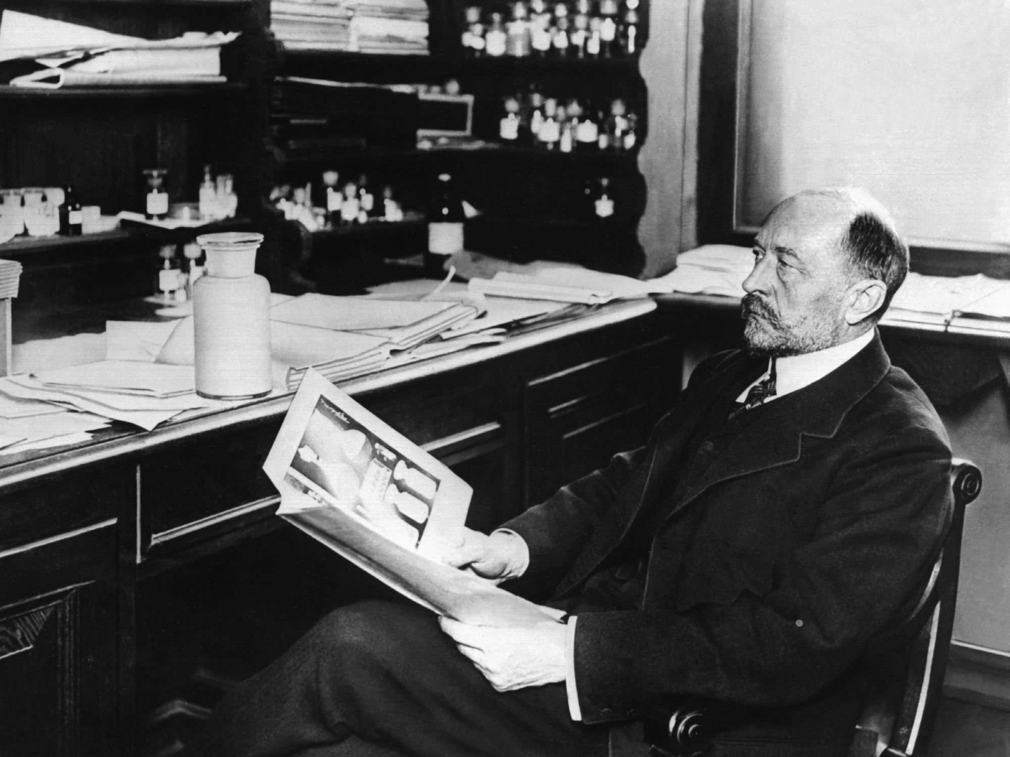 Bakteriologe Emil von Behring forschte an der Behandlung von Diphterie und erhielt dafür den Nobelpreis