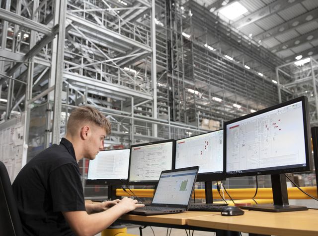Mittels Standortvernetzung kann Dematic mehr Daten generieren, die dann in eine KI-Lösung in der Cloud fließen. Mittels Standortvernetzung kann Dematic mehr Daten generieren, die dann in eine KI-Lösung in der Cloud fließen. So lassen sich mehr Informationen aus den Leistungskennzahlen und Dashboards ziehen.