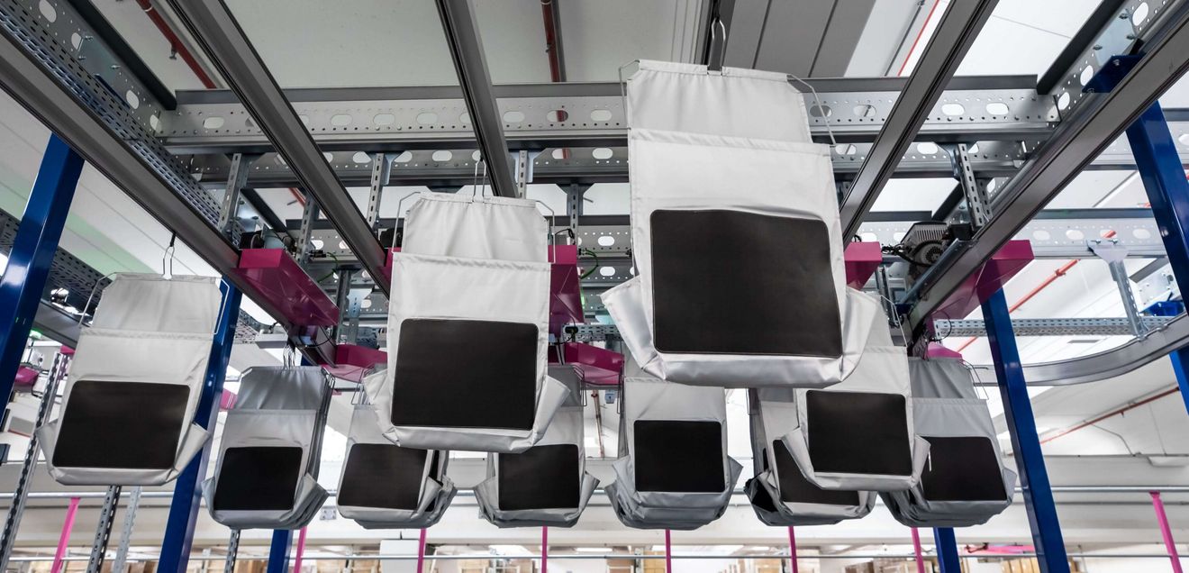 Dark Warehouse: Die Zukunft des Kommissionierens und Verpackens Dark Warehouse: Die Zukunft des Kommissionierens und Verpackens