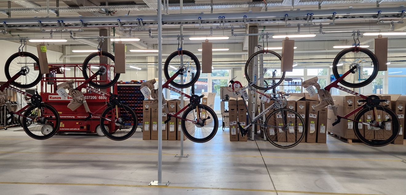 Fördertechnik & Komponenten: Hängefördertechnik für die moderne Fahrradfertigung Fördertechnik & Komponenten: Hängefördertechnik für die moderne Fahrradfertigung