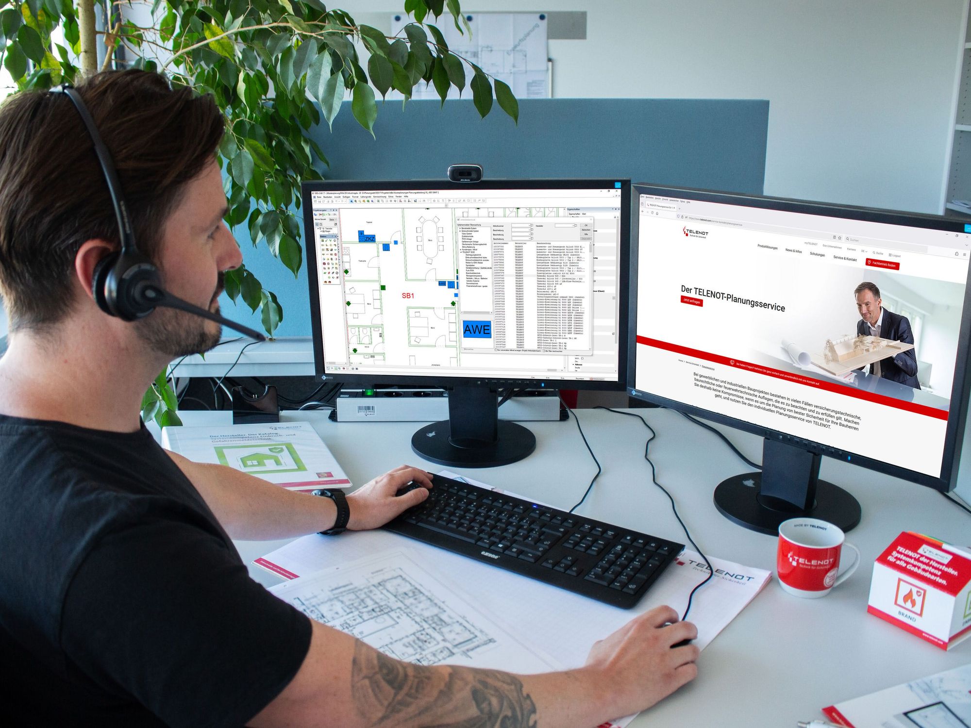 Ein Servicearbeiter blickt auf die Software von Telenot