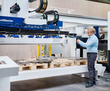 Mit dem neuen SheetMaster ermöglicht die TruMatic 5000 einen vollautomatischen Materialfluss in der Fertigungszelle SheetMaster mit TruMatic 5000