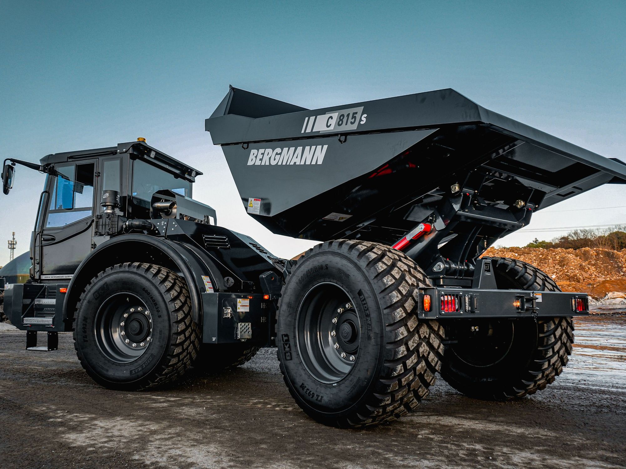 Ein neuer Dumper von Bergmann in schwarzer Lackierung auf einer Baustelle