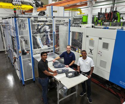 KraussMaffei und NIAR: FiberForm-Verfahren bringt Strukturbauteile in Serie KraussMaffei und NIAR: FiberForm-Verfahren bringt Strukturbauteile in Serie