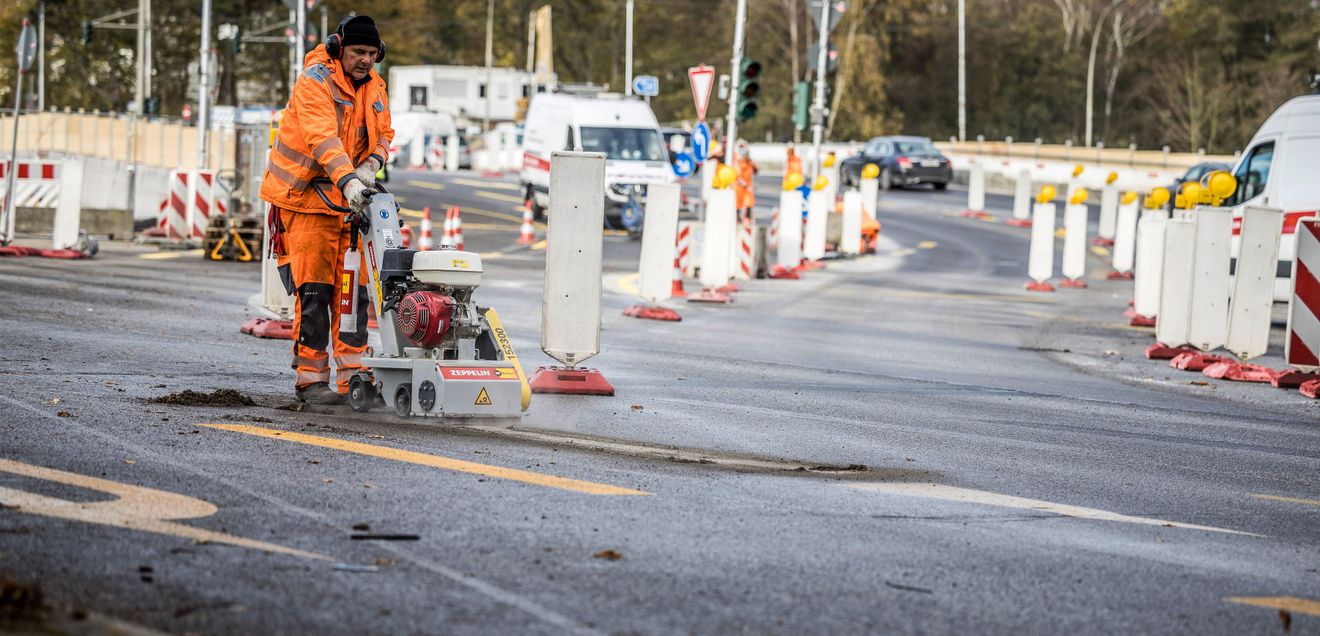 Verkehrsführung mit Zeppelin Rental sichert Brückenabriss