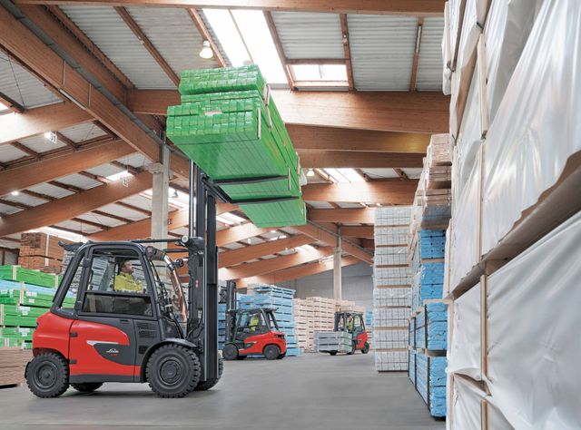 Product of the year 2024: Stacking loads of up to five tons electrically