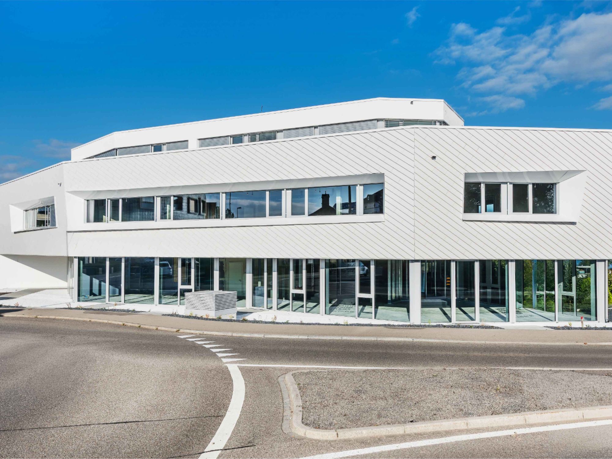 Keramikfassade mit Stülpoptik