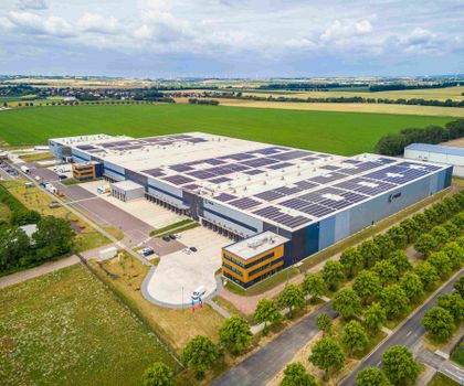 Rund 7.000 PV-Module: Fiege nimmt Photovoltaik-Anlage in Barleben in Betrieb Rund 7.000 PV-Module: Fiege nimmt Photovoltaik-Anlage in Barleben in Betrieb