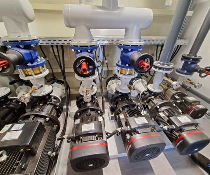 Sauberes Wasser, stabile Prozesse, weniger Energie: Nachhaltige Kühltechnik: qtec modernisiert Infrastruktur mit Freikühlung Sauberes Wasser, stabile Prozesse, weniger Energie: Nachhaltige Kühltechnik: qtec modernisiert Infrastruktur mit Freikühlung