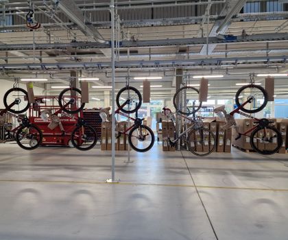 Fördertechnik & Komponenten: Hängefördertechnik für die moderne Fahrradfertigung