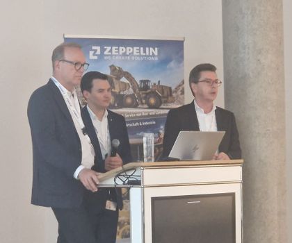 Vorstandt Matthias Benz, Vorsitzender der Geschäftslführung (links) und Christian Dummler, CFO, auf der Bühne bei zeppelin Baumaschinen in Garching.