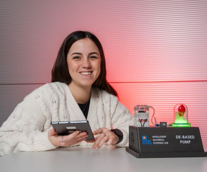 Doktorandin Carmen Perri forscht an den smarten Pumpen und Ventilen