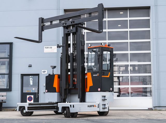 Electric multidirectional sideloader: Moving long goods inside and outside