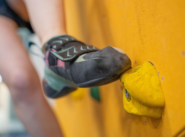Kletterschuh in Nahaufnahme beim Klettern in einer Kletterhalle
