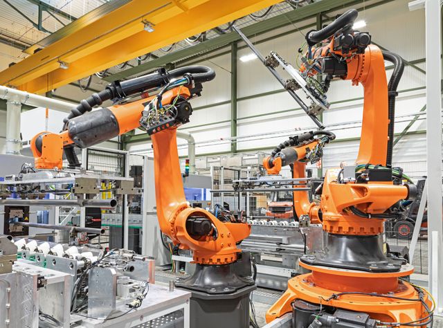 Robotergreifarme: Die Verkettung der Produktionsprozesse optimiert den Materialfluss.