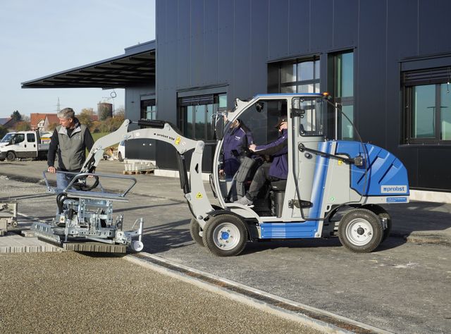 Die neue VM-X-Pavermax von Probst auf einem Werksgelände