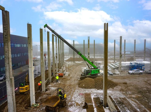 Der Kran von Sennebogen in Aktion auf der Baustelle