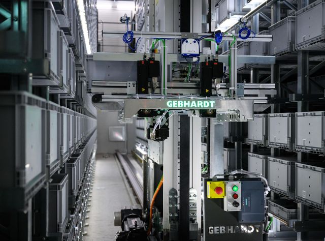 Automatisierte Logistiklösung: Produktionsversorgung: effizient und reibungslos Automatisierte Logistiklösung: Produktionsversorgung: effizient und reibungslos