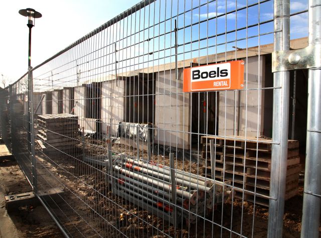 Ein Bauzaun von Boels Rental, der eine Baustelle sichert.