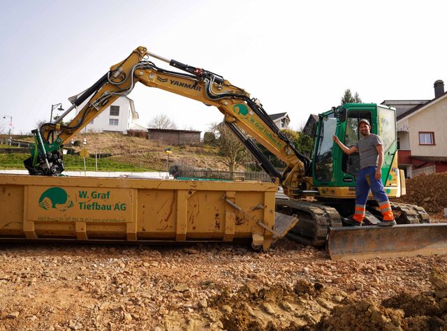 Der SV100 in gelber Lackierung auf der Baustelle von Graf