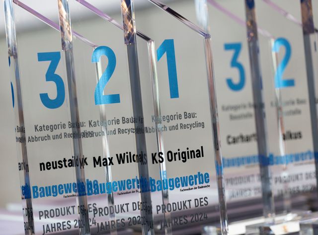 Einige Glaspokale der Leserwahl der Baugewerbe Magazin Produkte des Jahres 2024