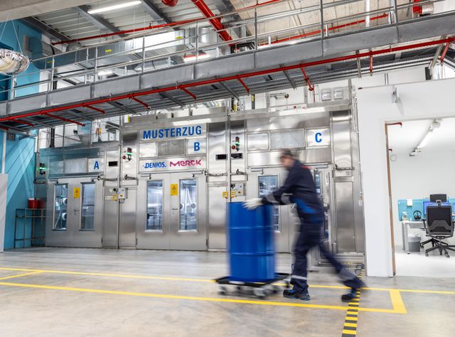 Musterzug-Bereich bei Merck Der Musterzug-Bereich bei Merck in Schnelldorf ist in drei Funktionsbereiche unterteilt, die auf die Anforderungen und Gefahrgutklassen der jeweiligen zu beprobenden Stoffe ausgelegt sind.