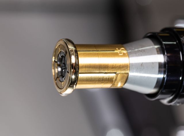 The quality of the tool cutting edge plays a decisive role in producing surface finishes with a mirror finish. The quality of the tool cutting edge plays a decisive role in producing surface finishes with a mirror finish.