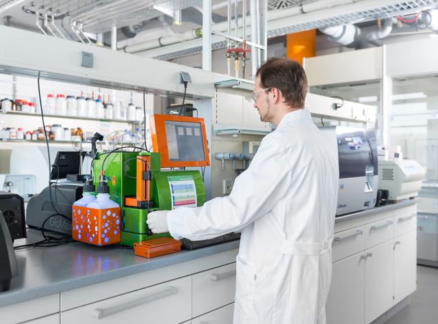 Studie zur Wirkung von Süßstoffen: Menschliche Immunzellen reagieren auf Süßstoffe Wissenschaftler im Labor am Durchflusszytometer